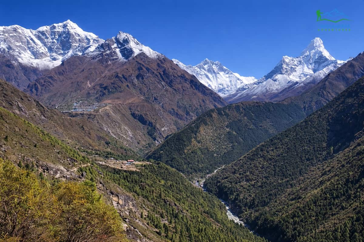 Trail along the Everest Base Camp Trek