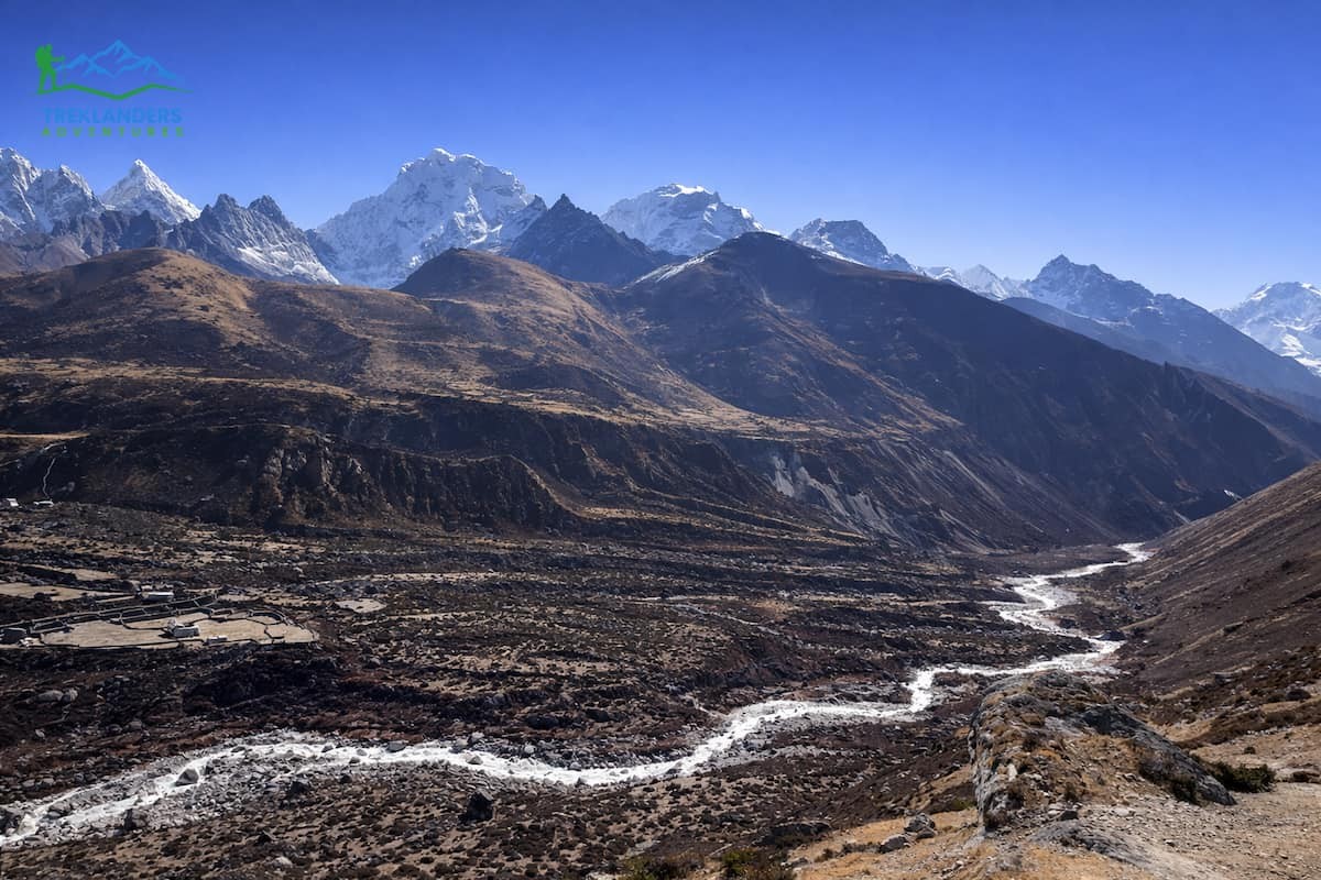 Trail along the Gokyo Lakes Trek