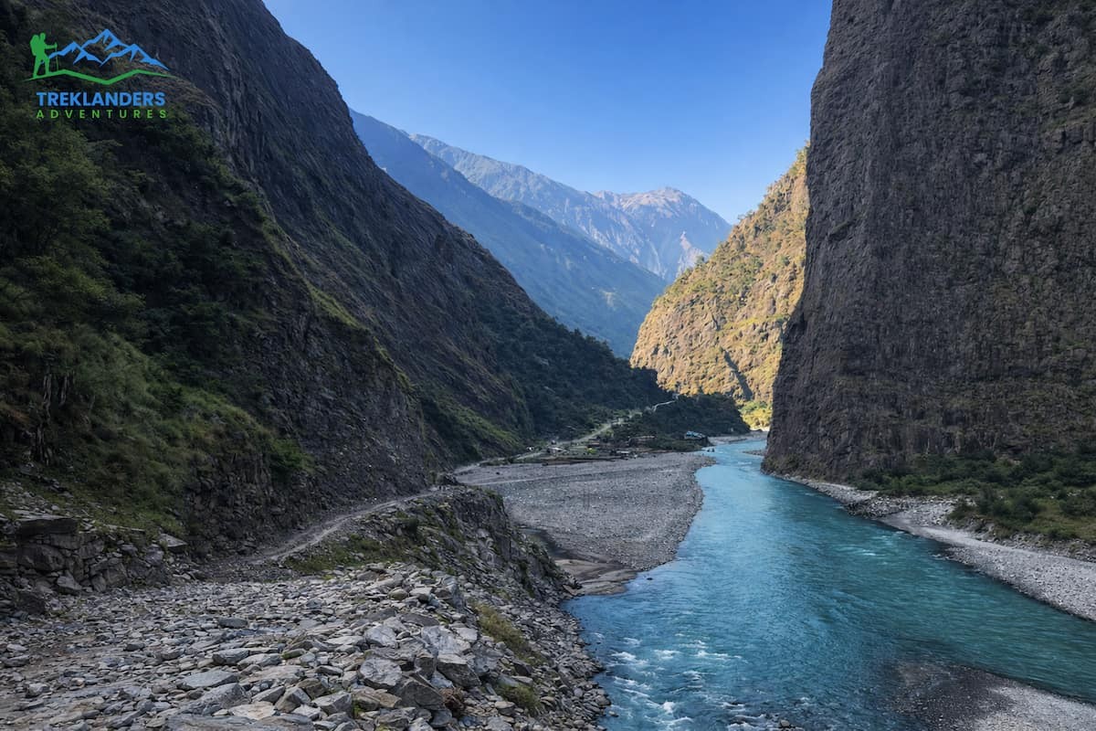 Trail along the Manaslu Circuit Trek