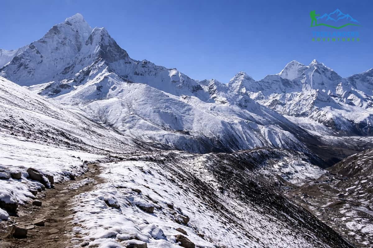 Trail along the Everest Base Camp trek