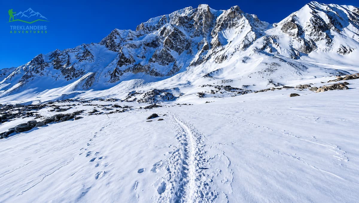 Trail along Larke Pass on the Manaslu Circuit Trek