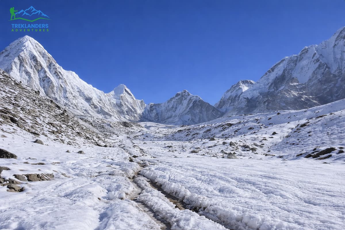 Trail along the Everest Base Camp