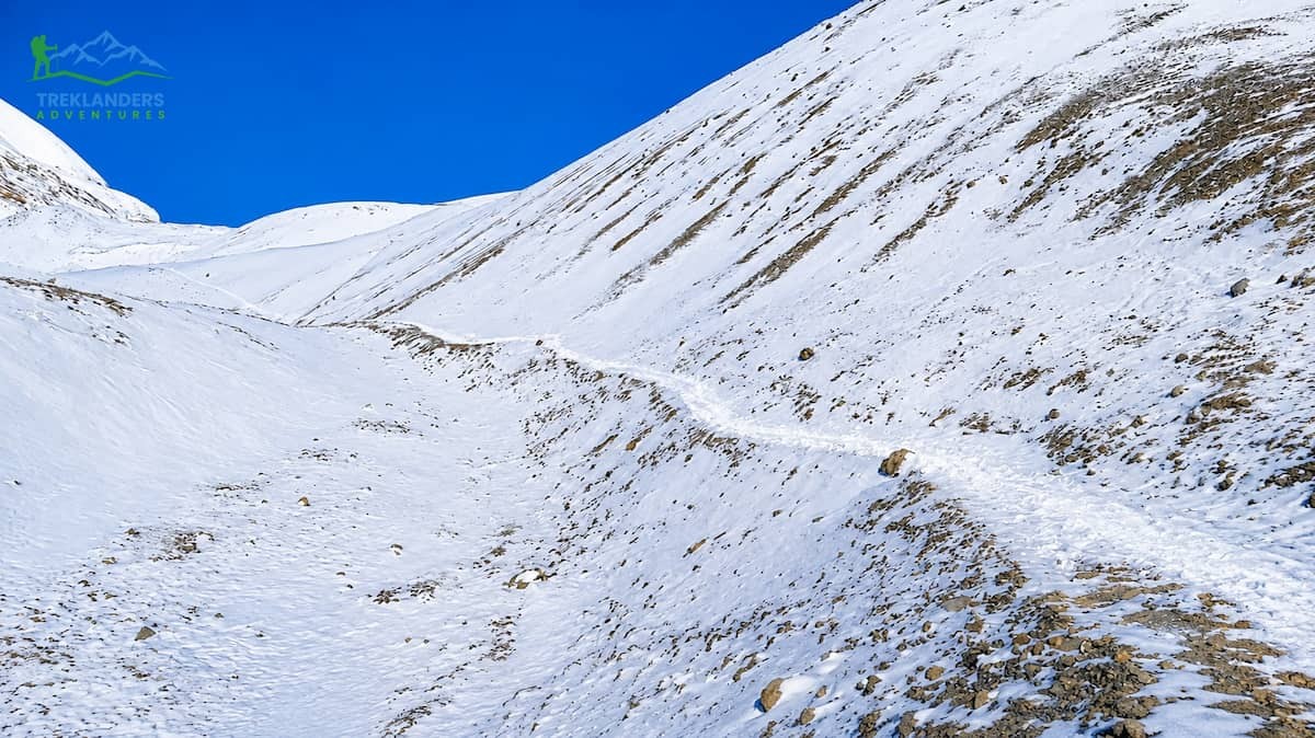 Trail along the Thorong La pass