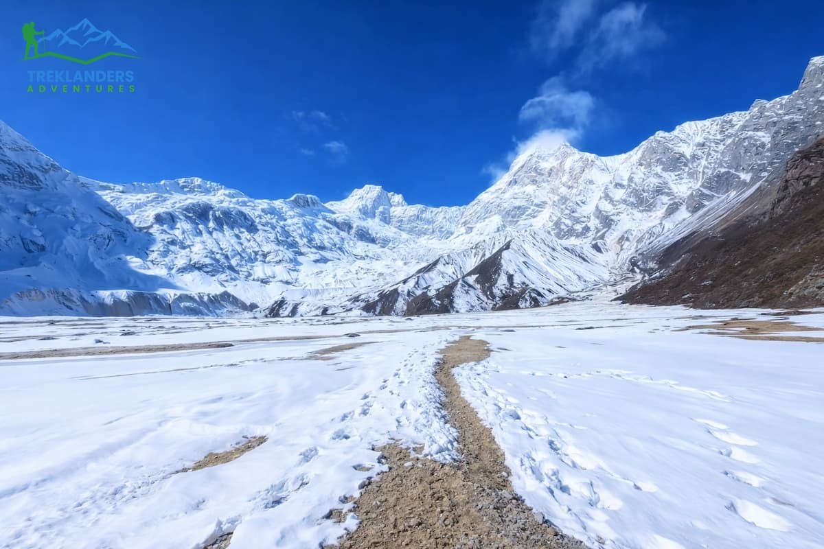 Manaslu Circuit Trek in winter