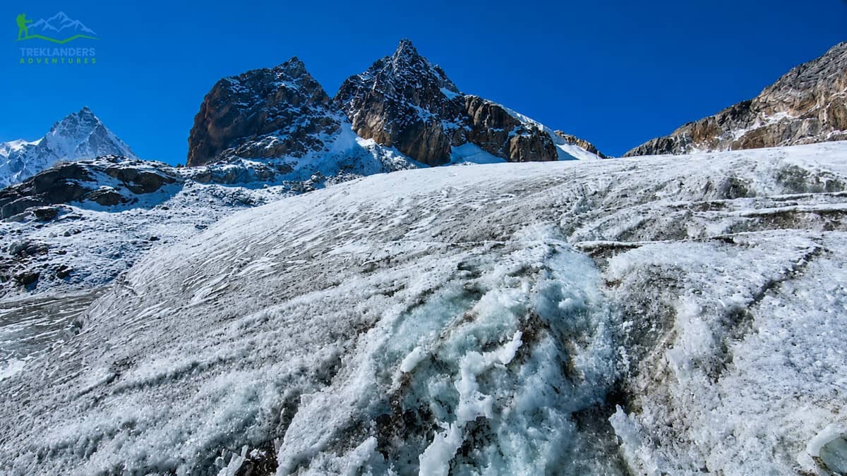 Trail along the Chola pass