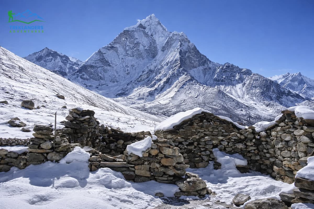 Trail along the Everest Base Camp Trek