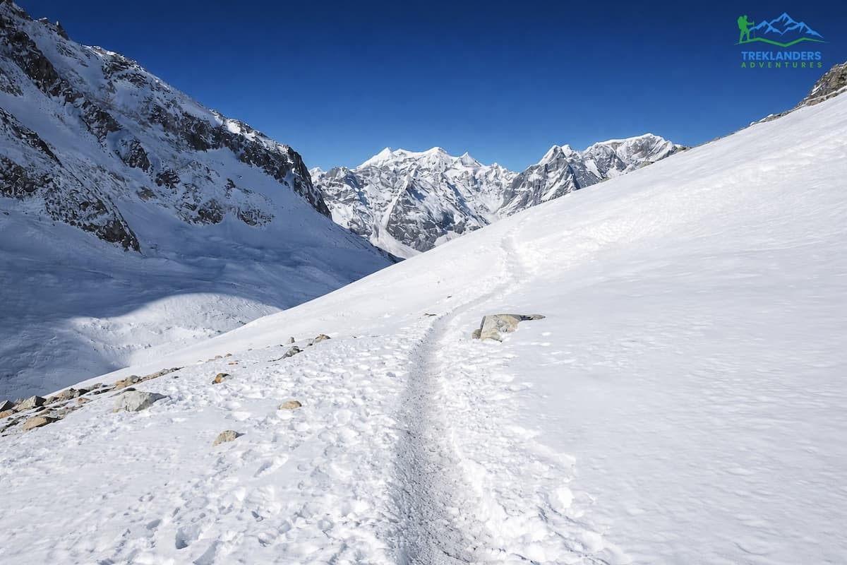 Trail to Larke Pass- Manaslu Circuit with Tsum Valley Trek