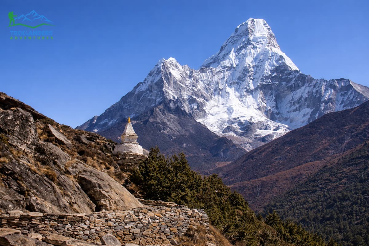Stupa in front of Mt. Ama Dablam