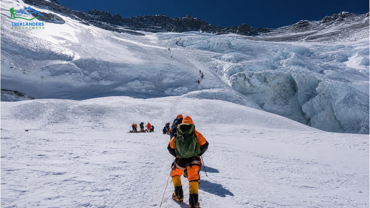 Climbers ascending the Everest summit with the support of Sherpas